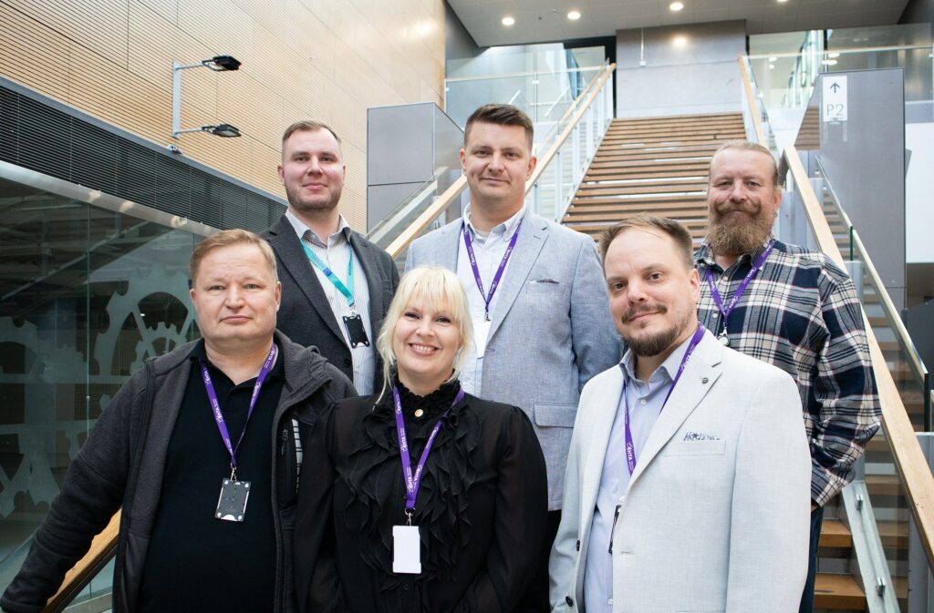 Kuusi Ehtan yrityspalveluiden työtekijää seisoo ryhmäkuvassa.